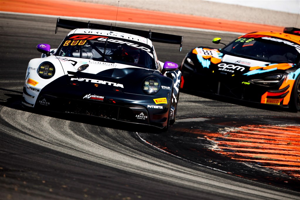 Bastian Buus på dobbeltpodie i Valencia. 
(Foto: SRO Motorsports Group)